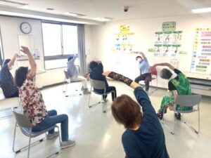 フレイル予防応援教室のストレッチわき伸ばしをしている写真
