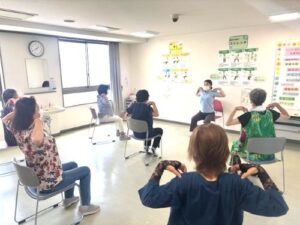 フレイル予防応援教室のストレッチ肩回しをしている写真
