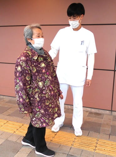 屋外歩行練習の写真