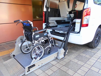 送迎車が車いす対応している様子