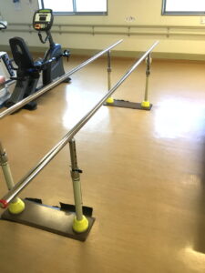 【コラム】歩く力を取り戻す、最初の一歩 ─ 平行棒を使った歩行練習とは
